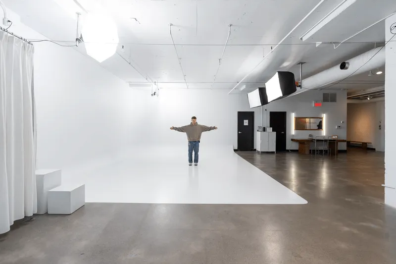 White Cyclo Studio Dimensions - Espace Urbain Studio photos